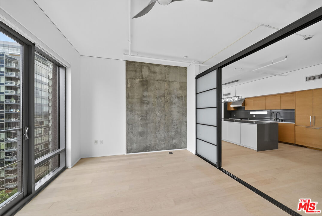 1100 South Hope Street, Unit 1501 Los Angeles, CA 90015 - Photo 19 of 63 a view of empty room with kitchen