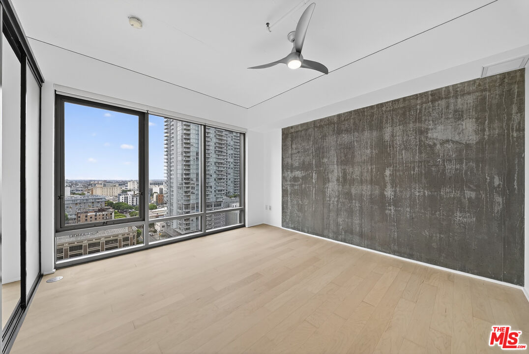 1100 South Hope Street, Unit 1501 Los Angeles, CA 90015 - Photo 26 of 63 a view of a livingroom with a balcony
