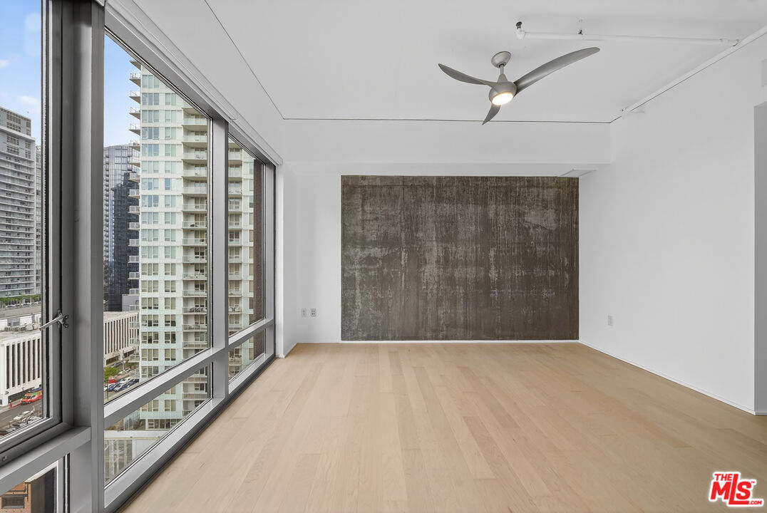 1100 South Hope Street, Unit 1501 Los Angeles, CA 90015 - Photo 28 of 63 a view of an empty room with a window