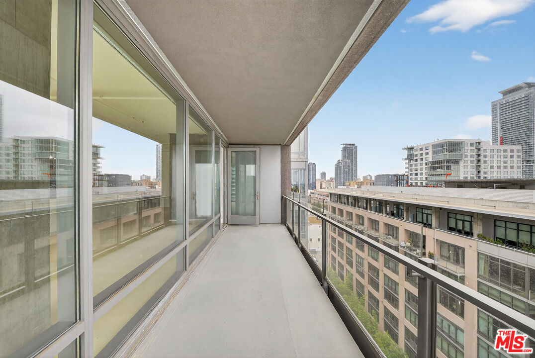 1100 South Hope Street, Unit 1501 Los Angeles, CA 90015 - Photo 40 of 63 a view of balcony with city view