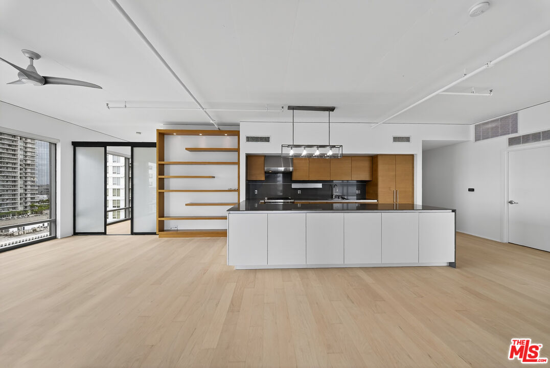 1100 South Hope Street, Unit 1501 Los Angeles, CA 90015 - Photo 42 of 63 a view of kitchen and kitchen with electric appliances