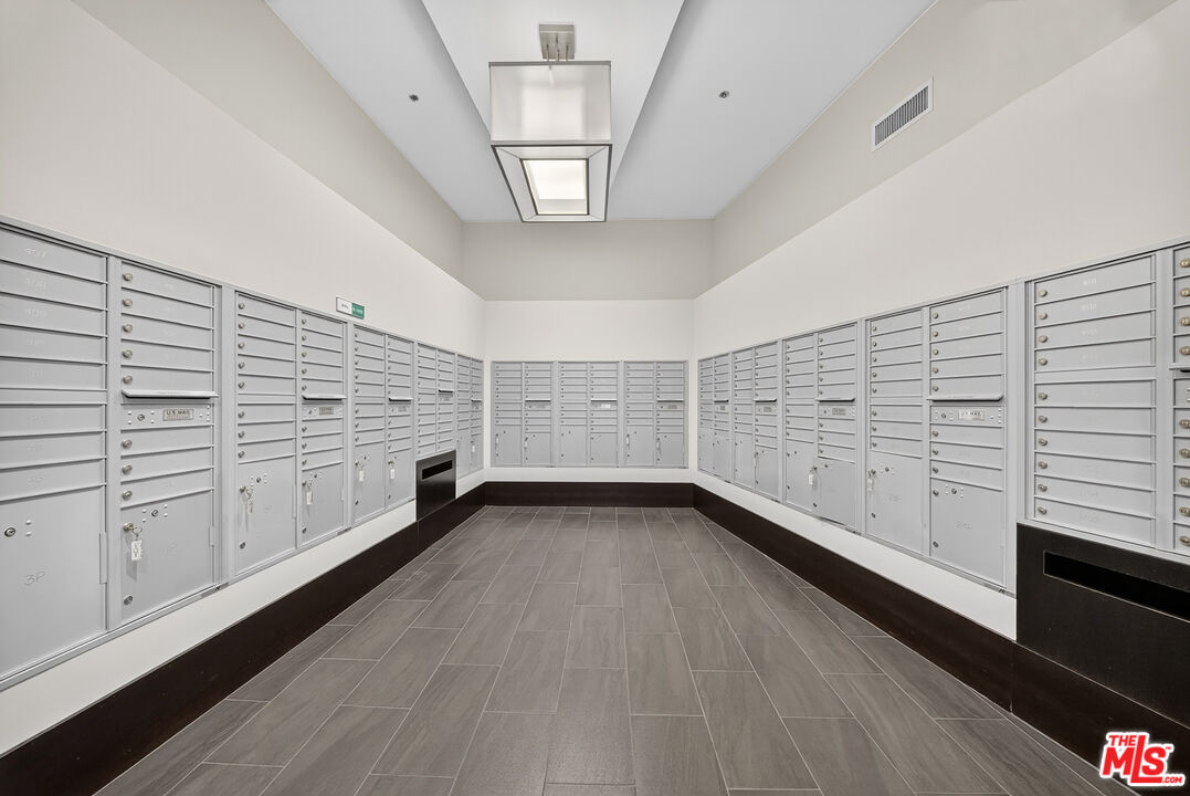 1100 South Hope Street, Unit 1501 Los Angeles, CA 90015 - Photo 45 of 63 a view of an empty room