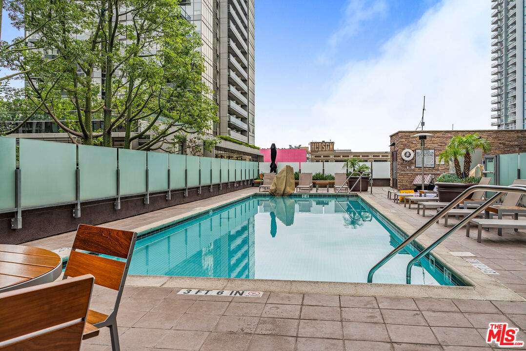 1100 South Hope Street, Unit 1501 Los Angeles, CA 90015 - Photo 58 of 63 a view of outdoor space with seating area