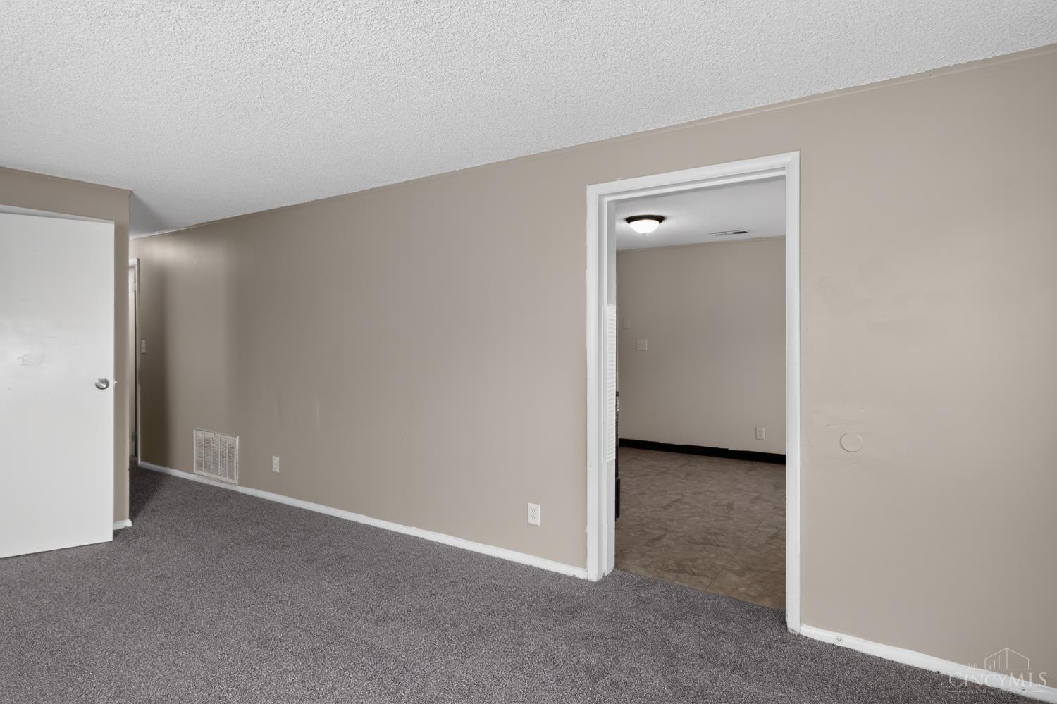 8587 Daly Road Cincinnati, OH 45231 - Photo 8 of 30