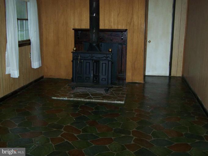 255 Swaggers Point Road Solomons, MD 20688 - Photo 8 of 15 Den