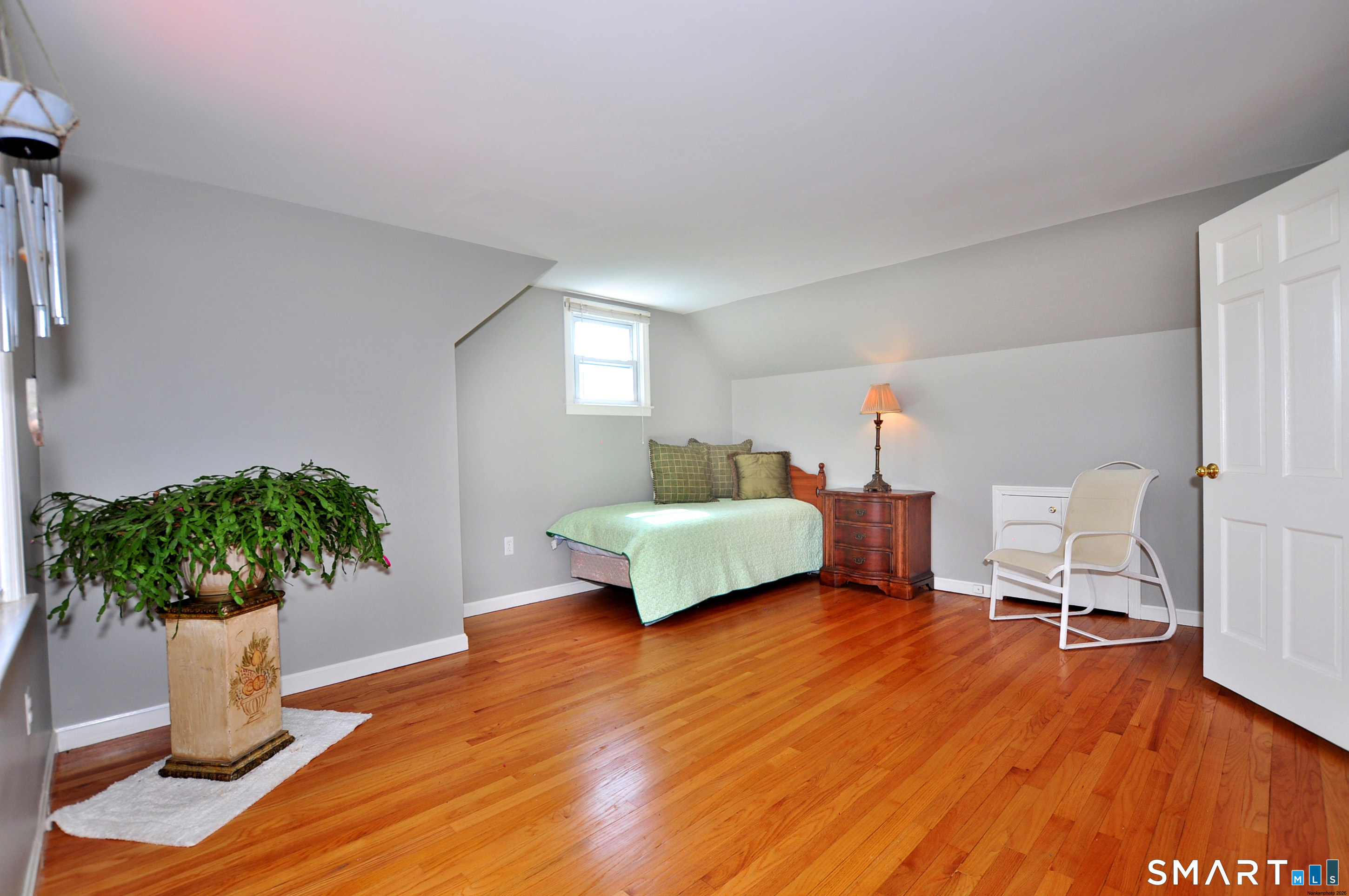 36 Pilgrim Drive Windsor, CT 06095 - Photo 25 of 33 a living room with furniture and a potted plant
