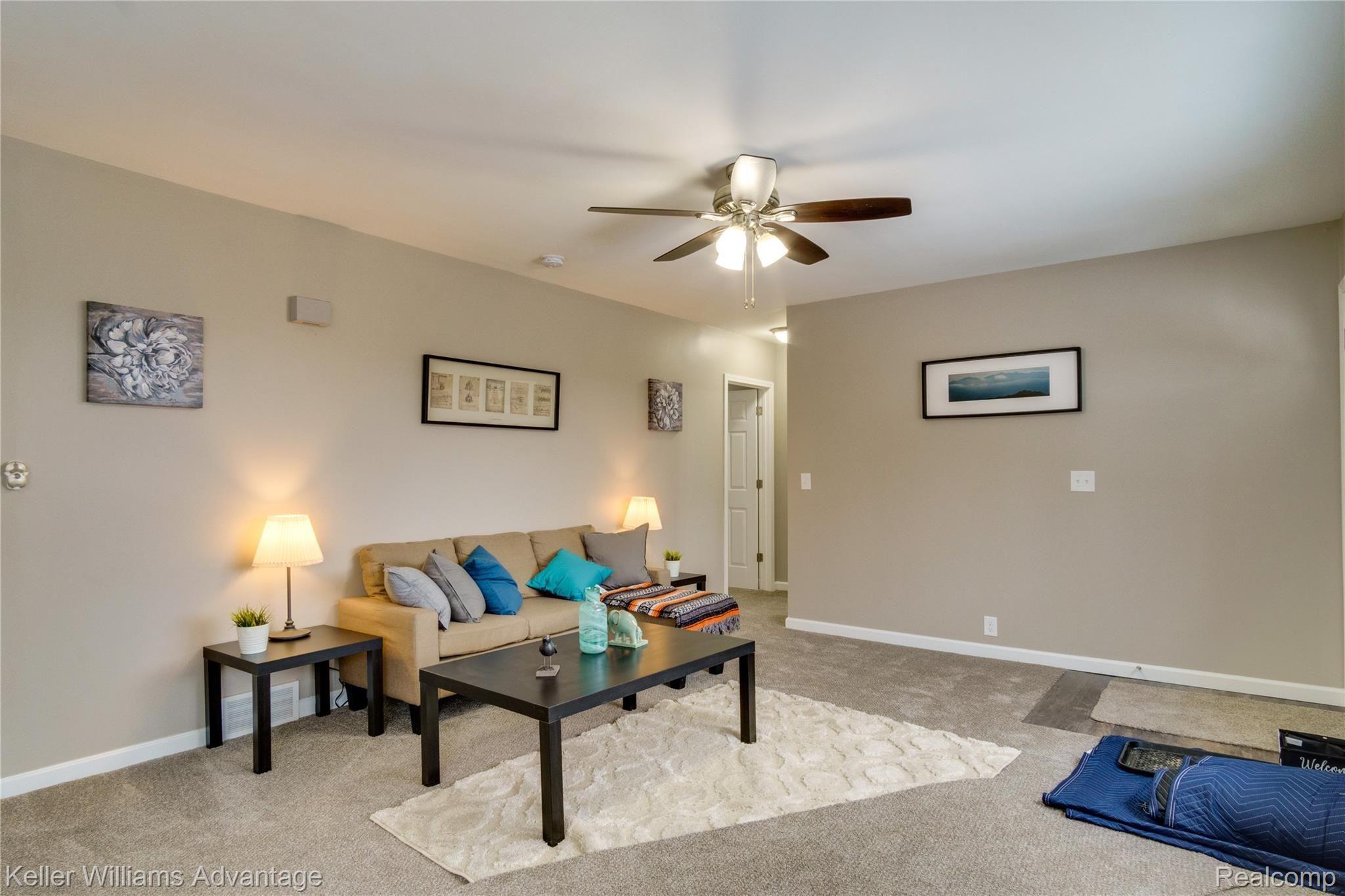 3879 Mapleleaf Road Waterford, MI 48328 - Photo 14 of 22 Livingroom 1.jpg
