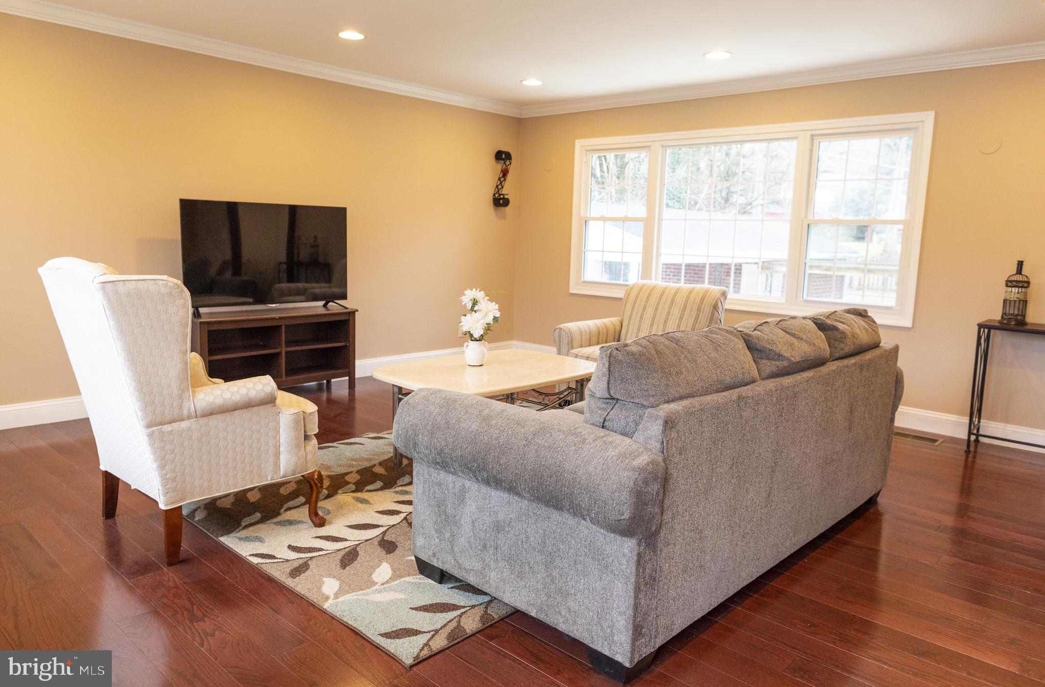 902 Sibley Road Baltimore, MD 21286 - Photo 9 of 26 Living Room