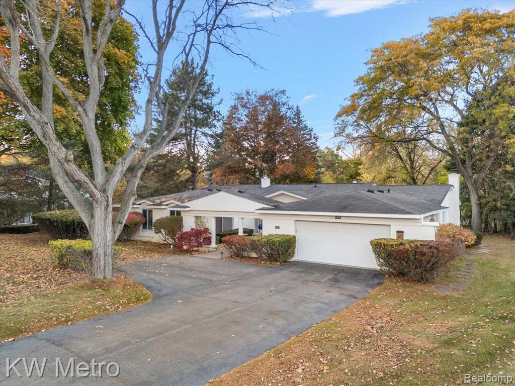 4751 South Valleyview Road West Bloomfield, MI 48323 - Photo 2 of 38 Gallery Image 2
