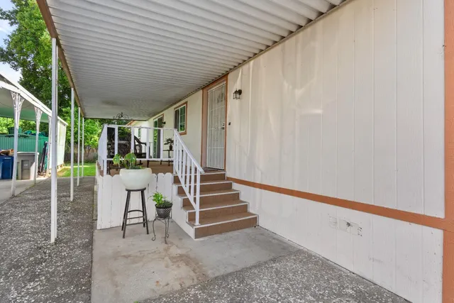 a view of entryway with patio