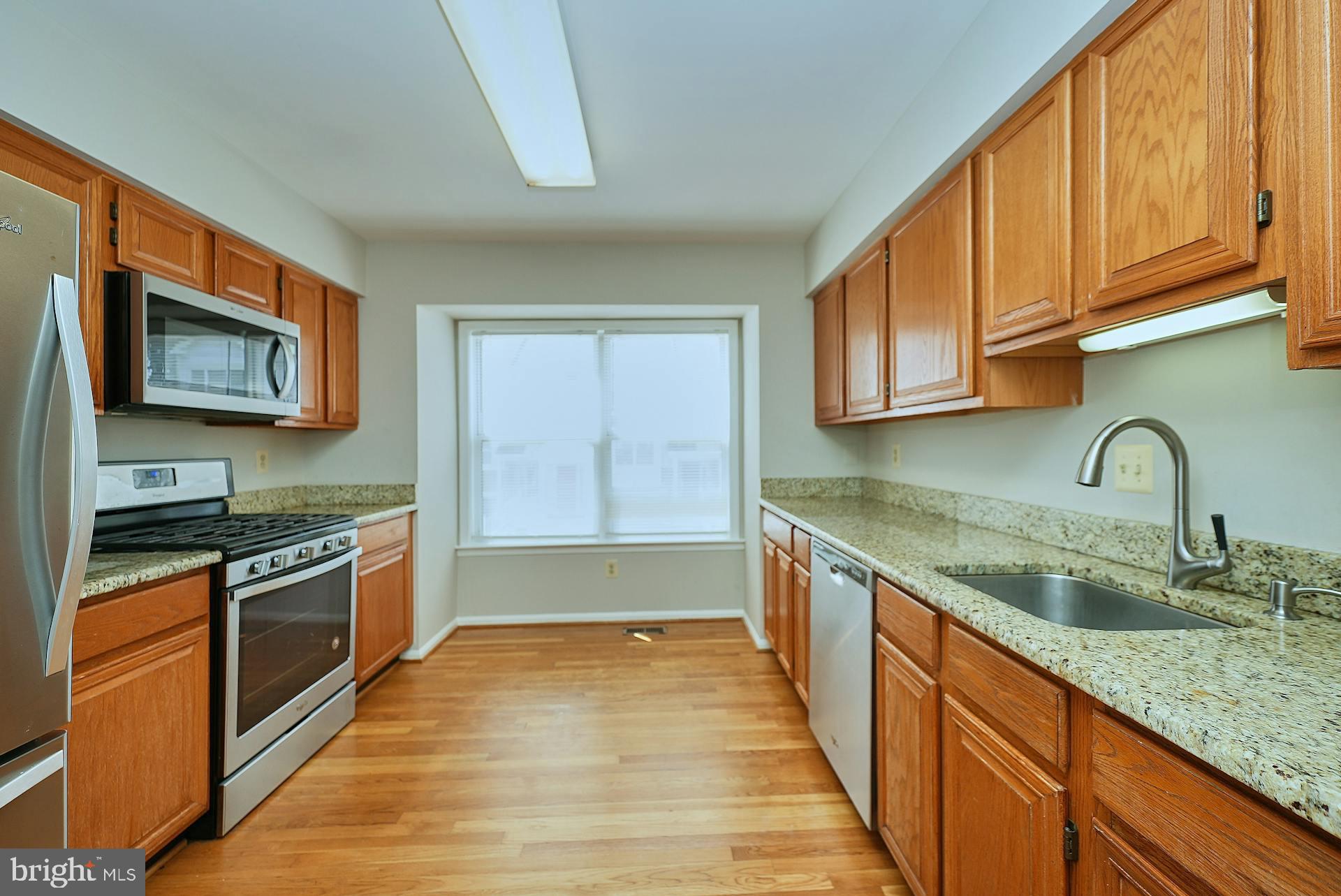 6320 Over See Court Springfield, VA 22152 - Photo 9 of 30 Kitchen with gas cooking, granite countertops...