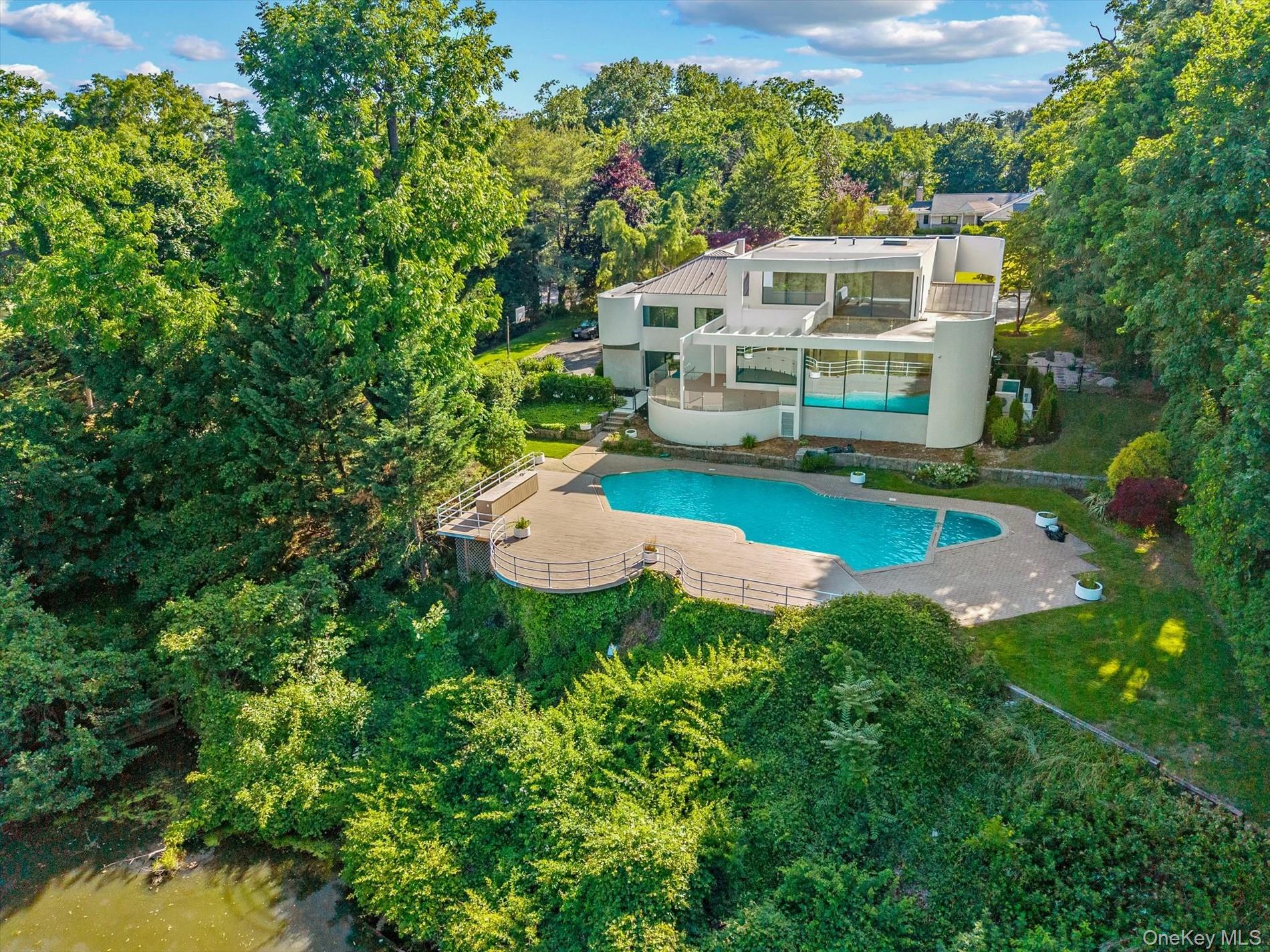 1 Foxwood Road Great Neck, NY 11024 - Photo 40 of 49