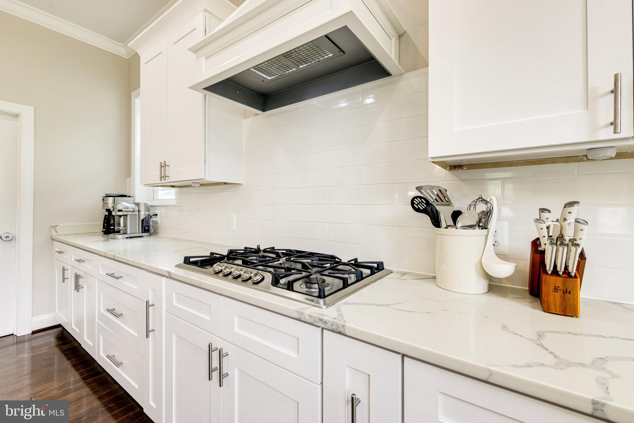 3003 Franklin Street Alexandria, VA 22306 - Photo 16 of 61 Hood Vent and Gas Cooktop