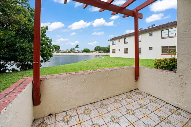 a view of a back yard