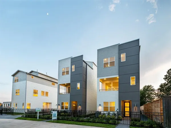 $2,800 | 310 Jensen Drive, Houston, TX 77020