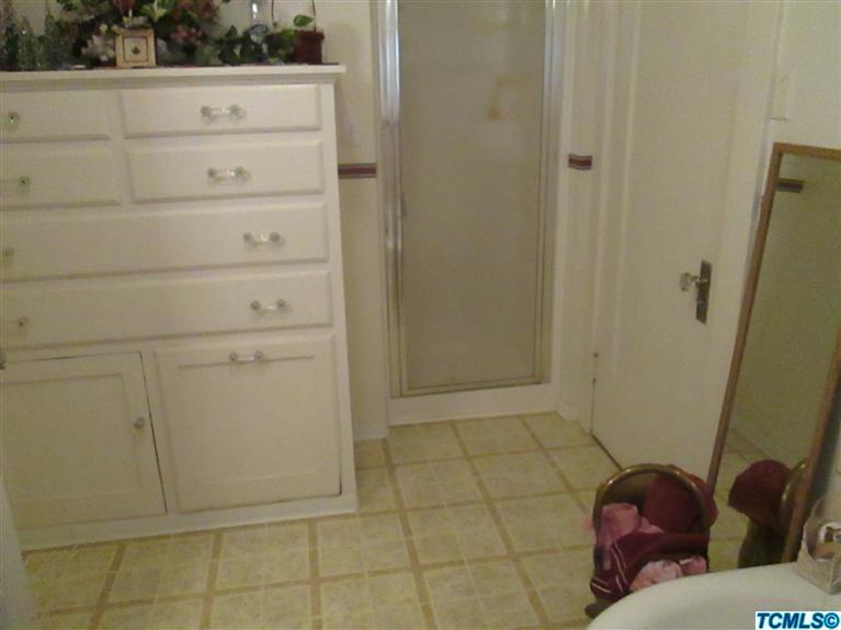 13518 Johnson Road Los Banos, CA 93635 - Photo 13 of 15 Main Bathroom