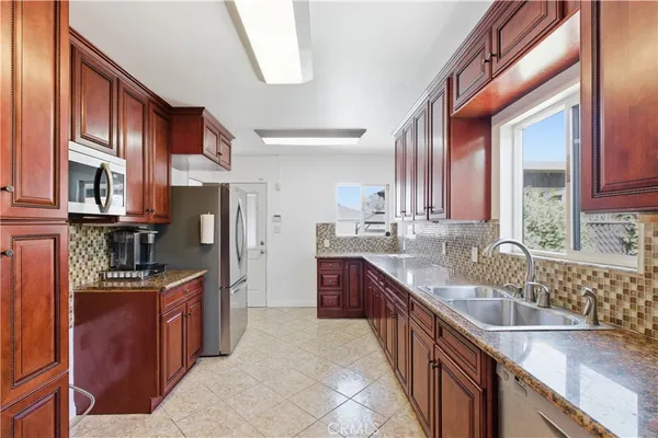 $750,000 | 10019 Rosecrans Avenue, Bellflower, CA 90706