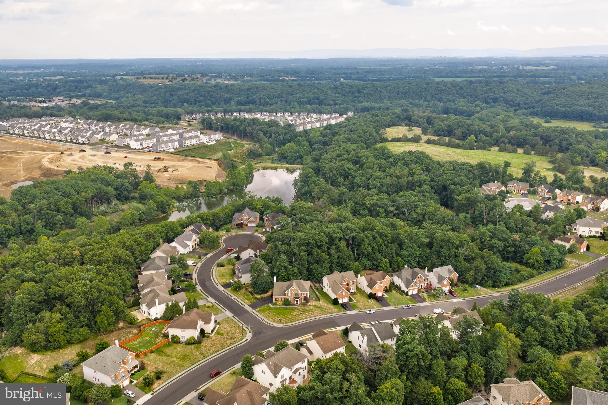 2 Lakes within walking distance