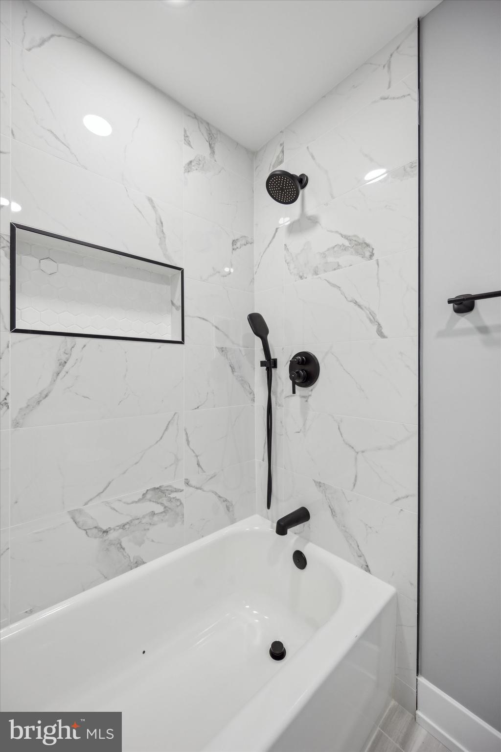 451 Fitzgerald Street Philadelphia, PA 19148 - Photo 18 of 25 Full Bathroom