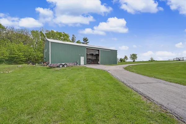 $523,000 | 724 East Hilvety Road, Moweaqua, IL 62550