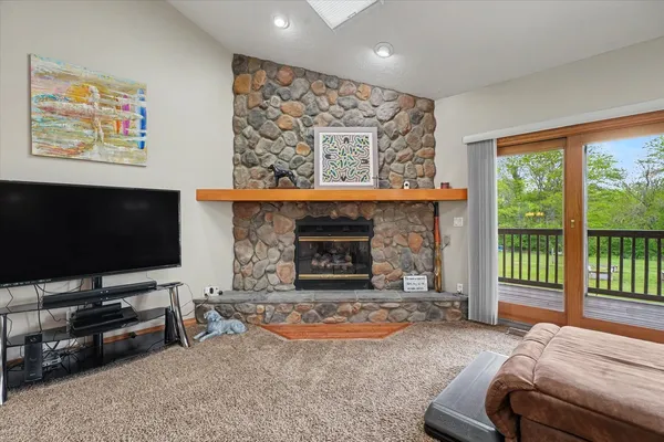 $523,000 | 724 East Hilvety Road, Moweaqua, IL 62550