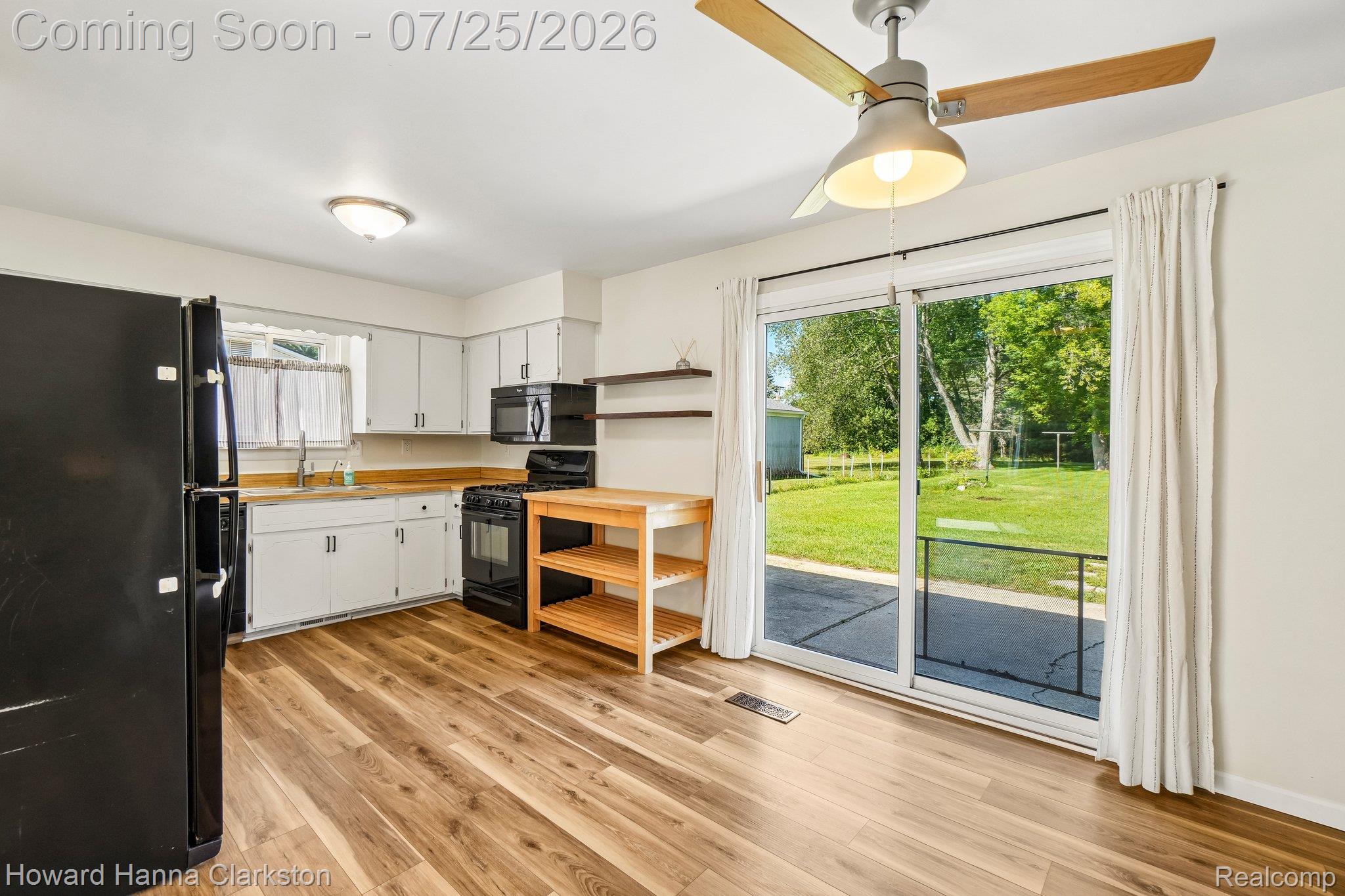 950 Beardon Road Lake Orion, MI 48362 - Photo 7 of 40 Dining area with off of the living room. Sliding glass door leads to the backyard.