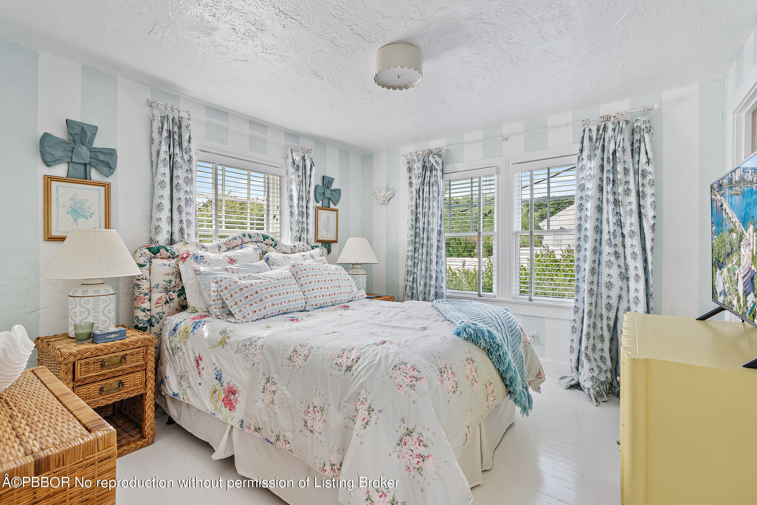 204 Westminster Road West Palm Beach, FL 33405 - Photo 8 of 16 a bedroom with a bed and a window