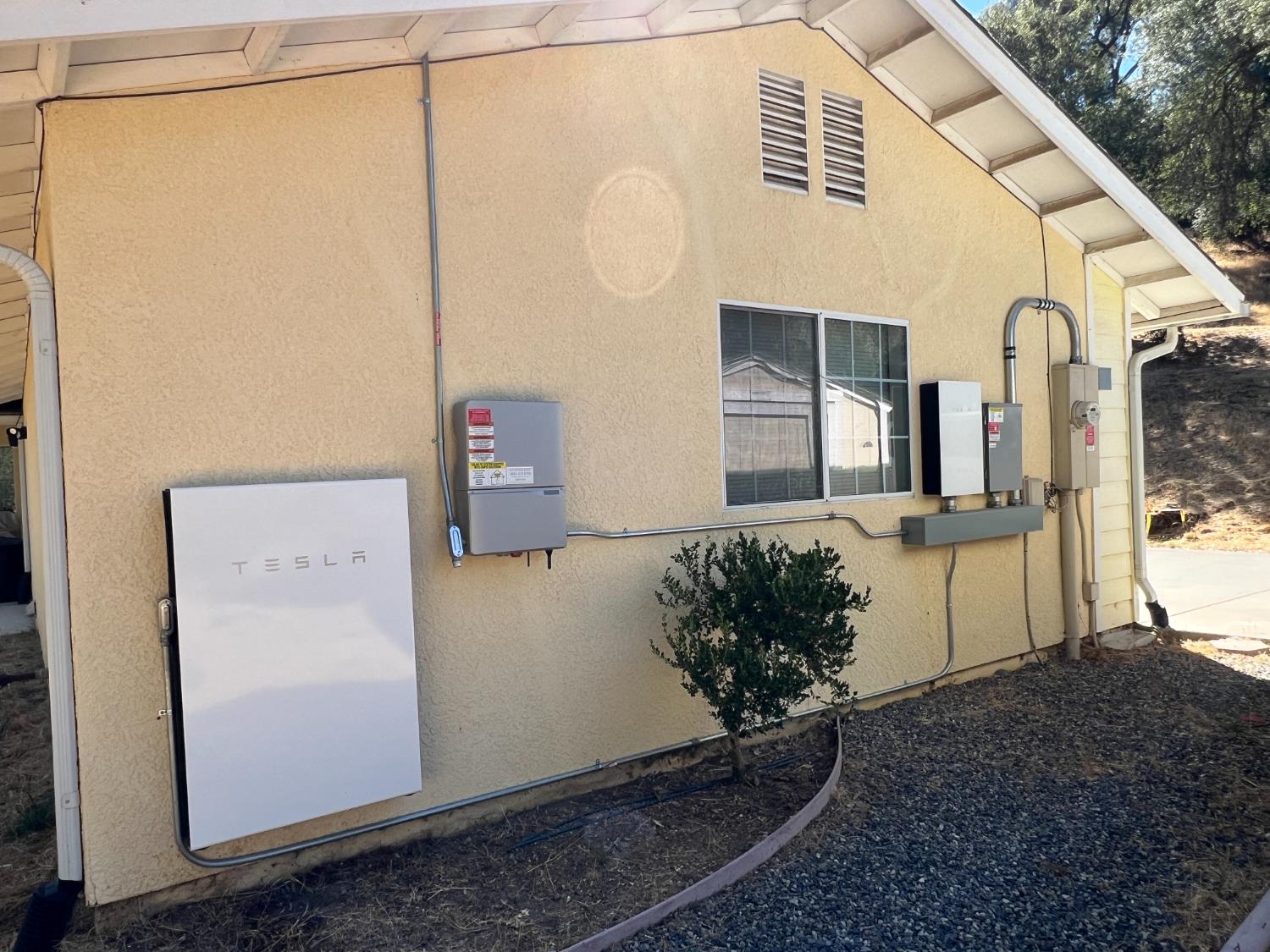 50613 Granite Butte Way Oakhurst, CA 93644 - Photo 23 of 31 a front view of a house with garden