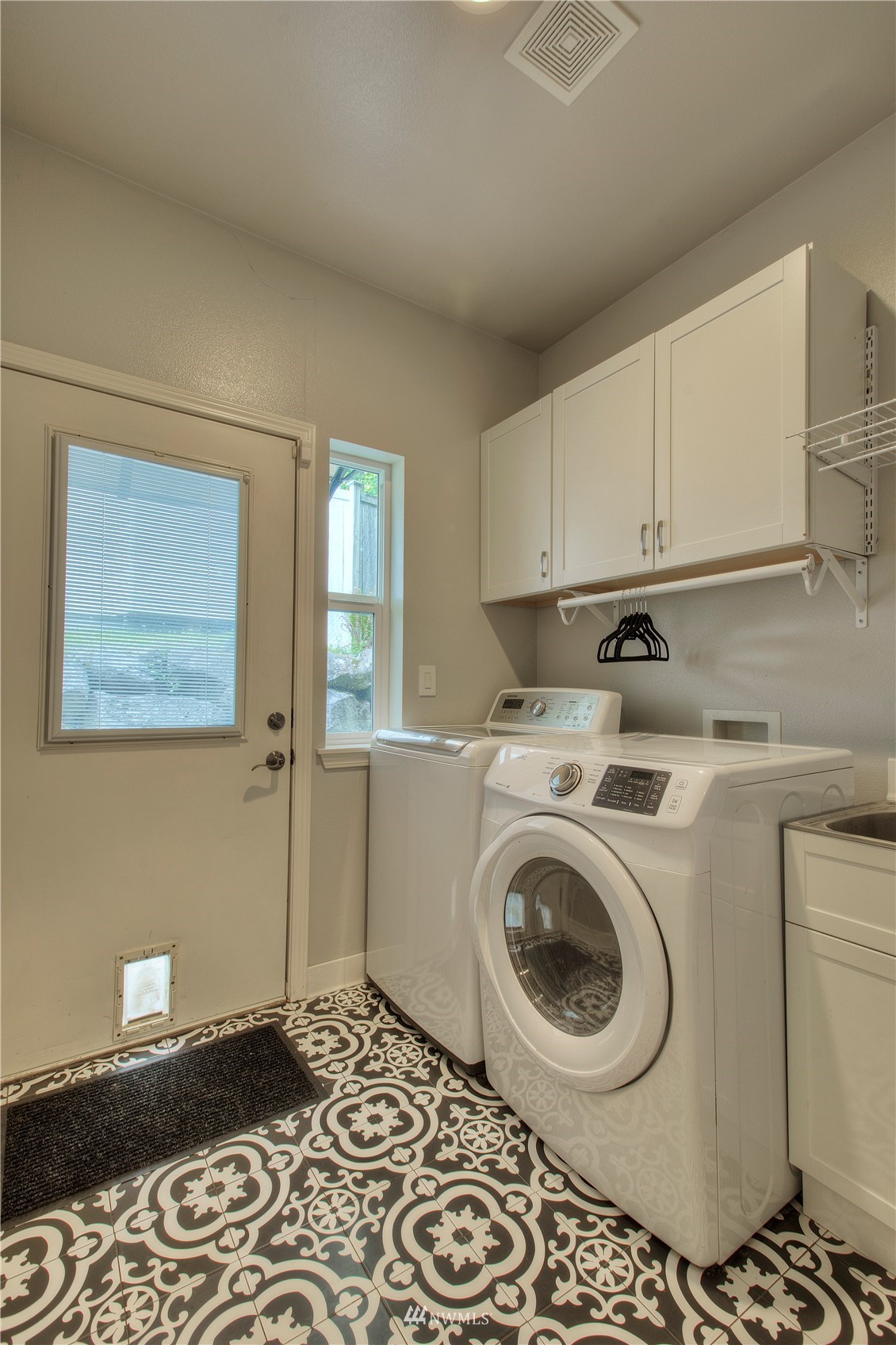 1127 R Street Northwest Auburn, WA 98001 - Photo 20 of 37 a utility room with a washer and dryer