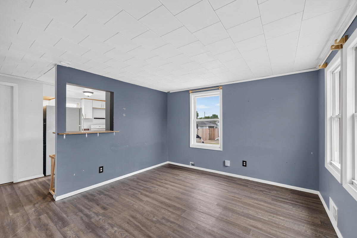4124 21st Street Racine, WI 53405 - Photo 5 of 18 Living Room
