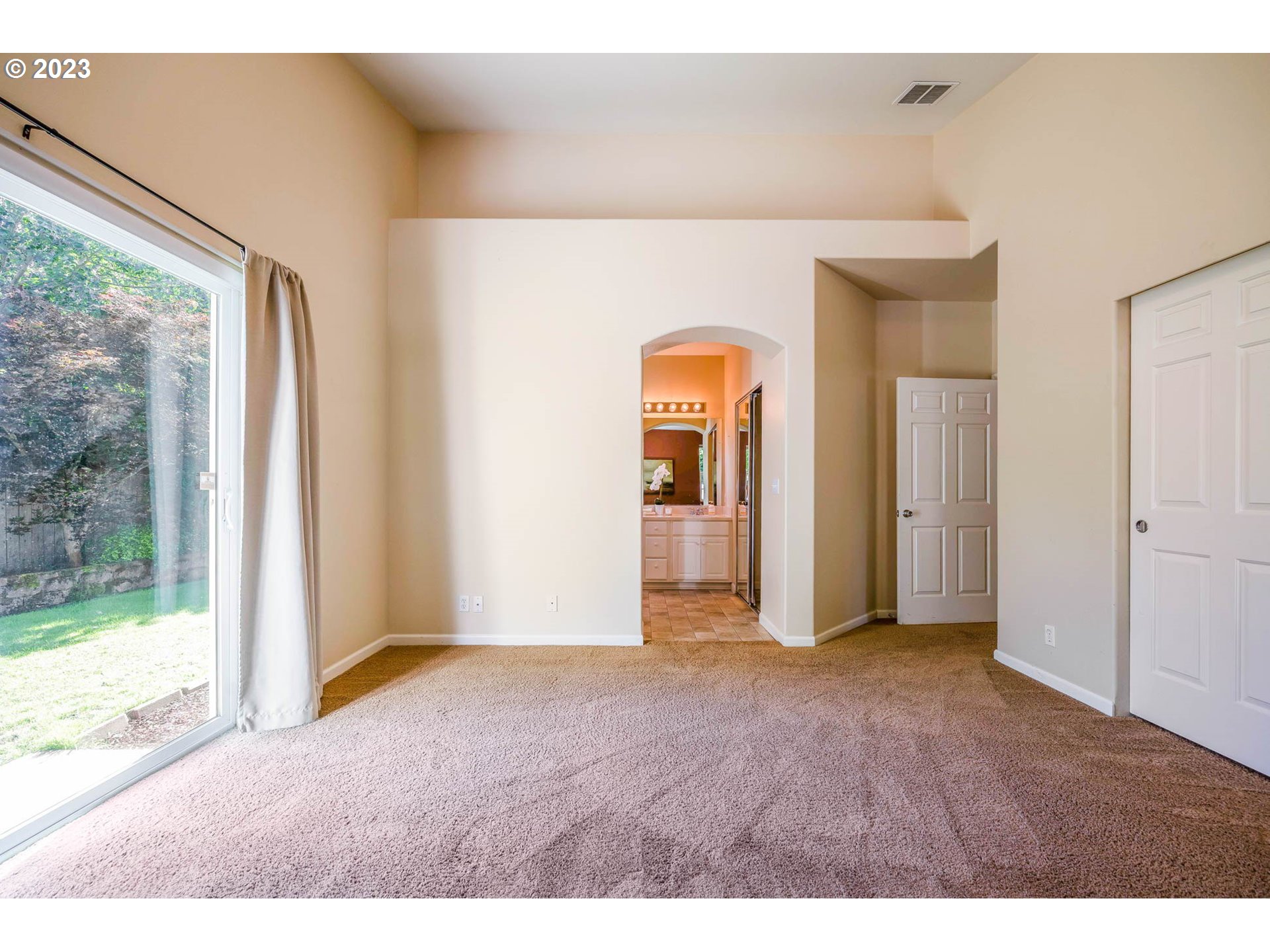 5408 Jeffrey Way Eugene, OR 97402 - Photo 19 of 37 a view of an empty room and window