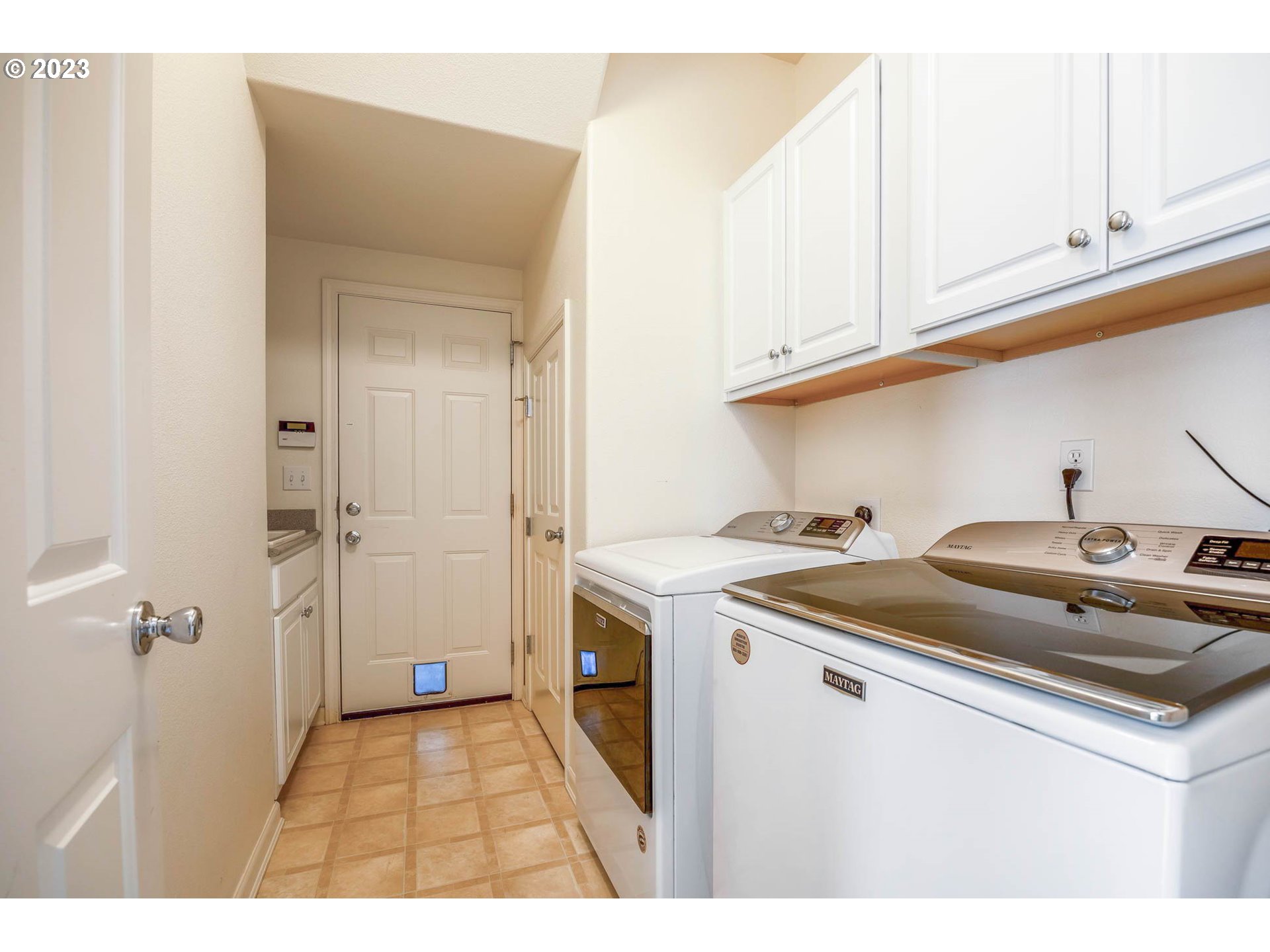 5408 Jeffrey Way Eugene, OR 97402 - Photo 28 of 37 a utility room with sink dryer and washer