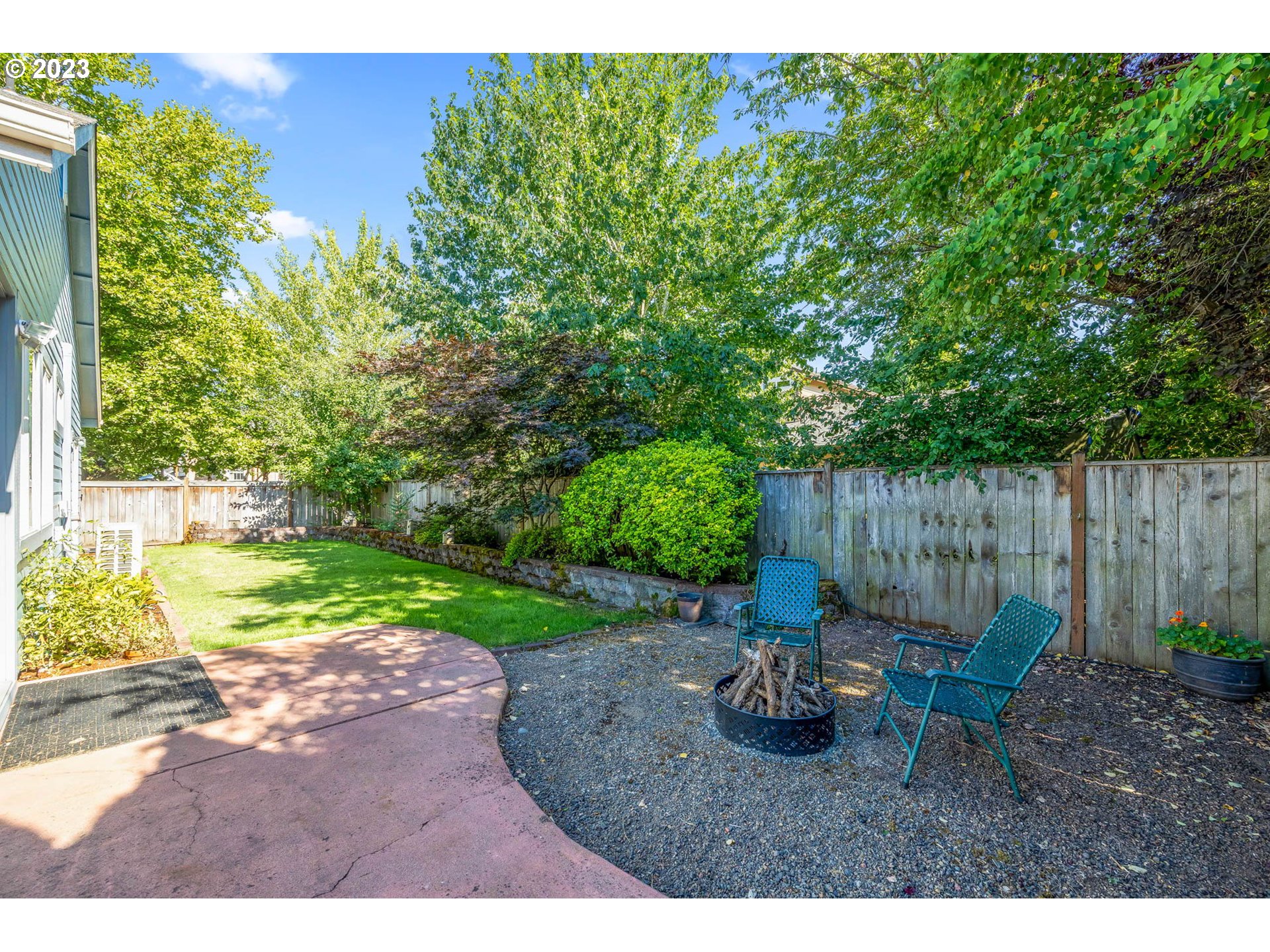 5408 Jeffrey Way Eugene, OR 97402 - Photo 34 of 37 a backyard of a house with table and chairs