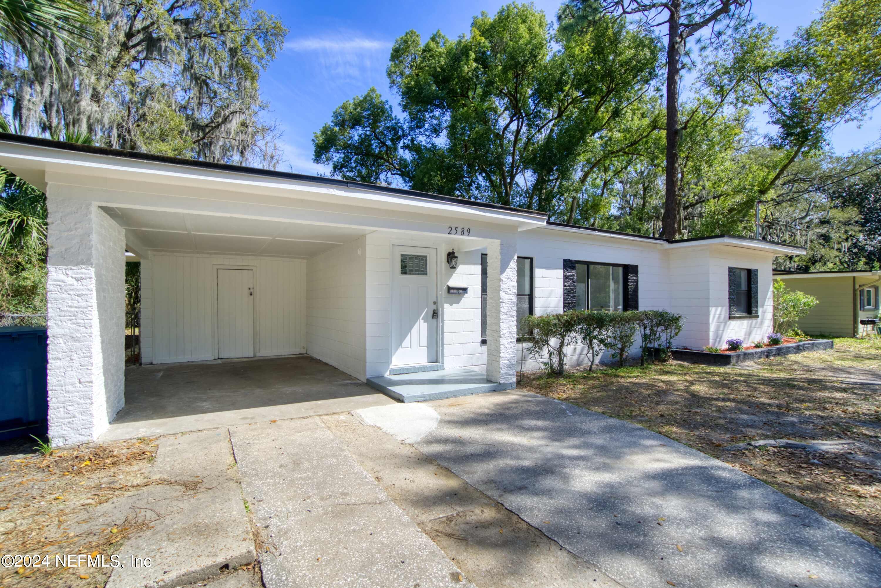 a view of a house with backyard