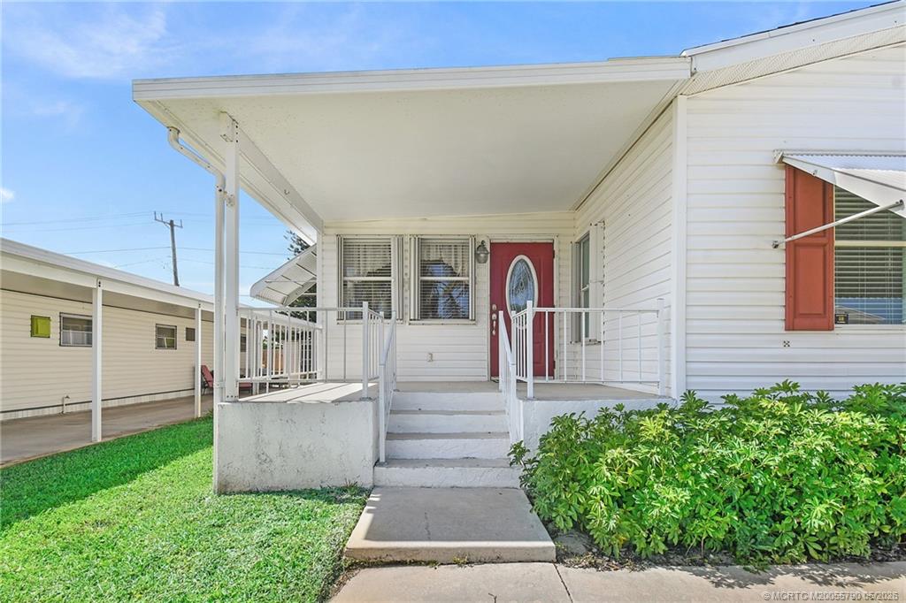 7149 Southeast Ridgeway Terrace Hobe Sound, FL 33455 - Photo 4 of 34 Front porch