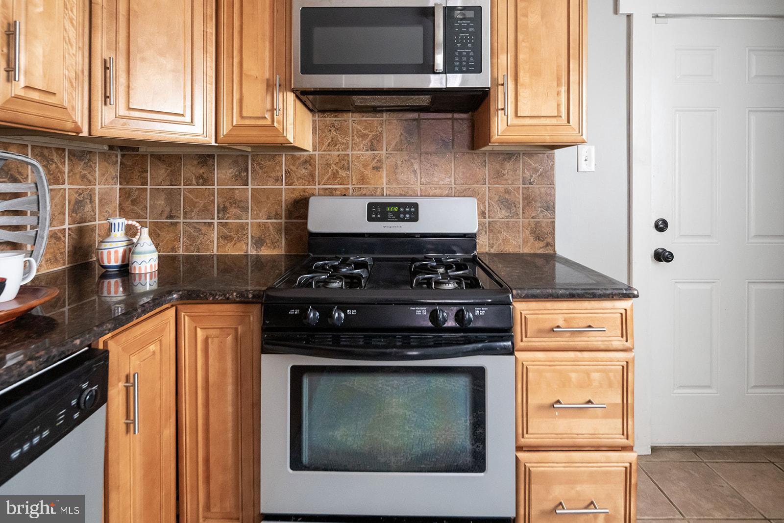 2528 Carpenter Street Philadelphia, PA 19146 - Photo 11 of 35