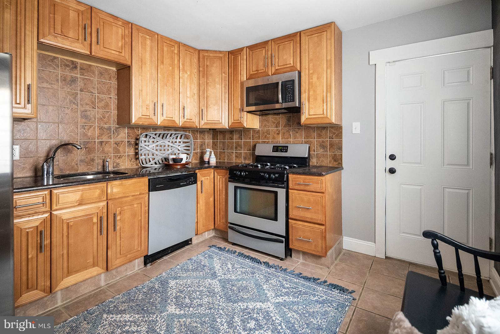 2528 Carpenter Street Philadelphia, PA 19146 - Photo 10 of 35
