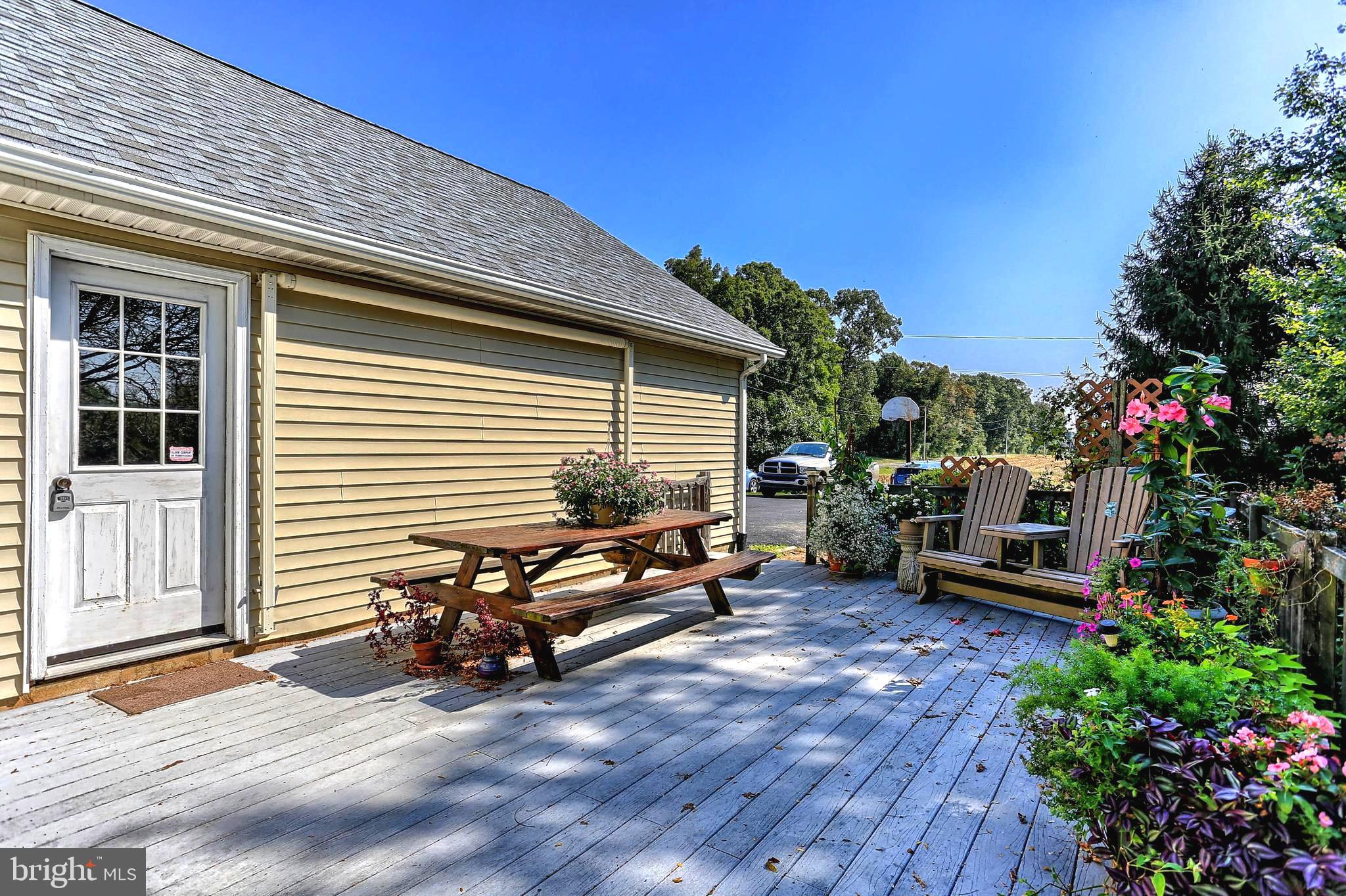 215 Chestnut Hill Road Hanover, PA 17331 - Photo 10 of 61 Upper level deck