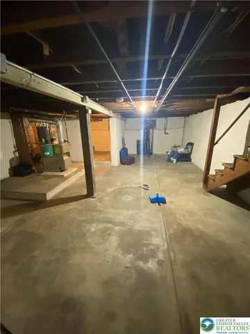 a view of a parking area