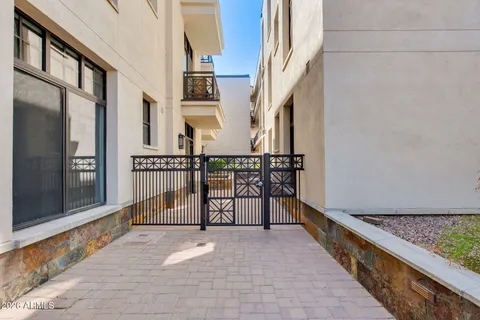 $895,000 | 8 Biltmore Estate, Unit 114, Phoenix, AZ 85016
