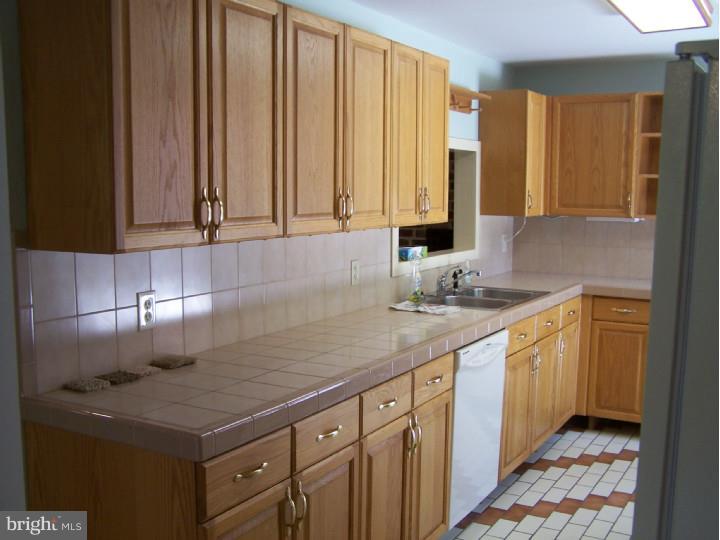 314 Indian Mills Road Shamong, NJ 08088 - Photo 3 of 10 Kitchen