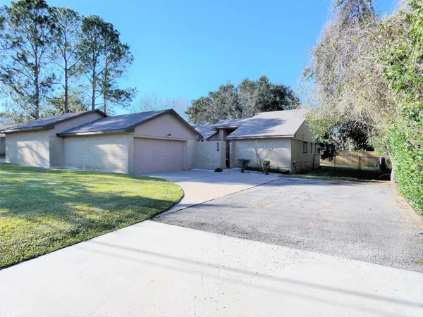 $1,800 | 604 Golfview Drive, Richmond, TX 77469