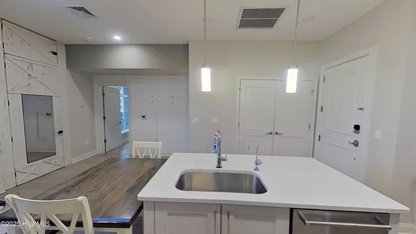 $1,750 | 10 Grace Street, Unit 605, Wilmington, NC 28401