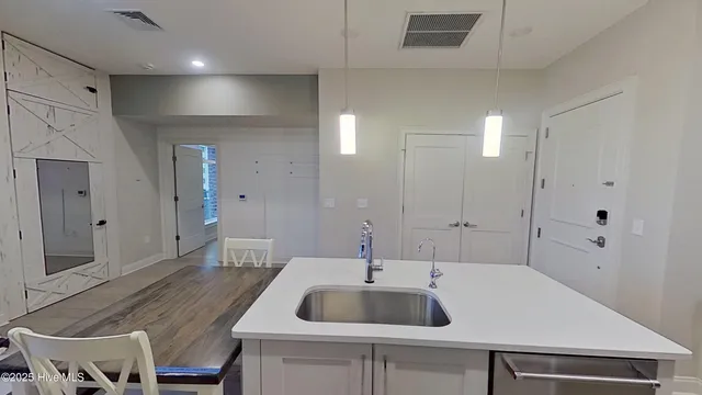 $1,950 | 10 Grace Street, Unit 605, Wilmington, NC 28401