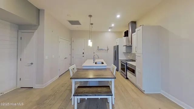 $1,950 | 10 Grace Street, Unit 605, Wilmington, NC 28401