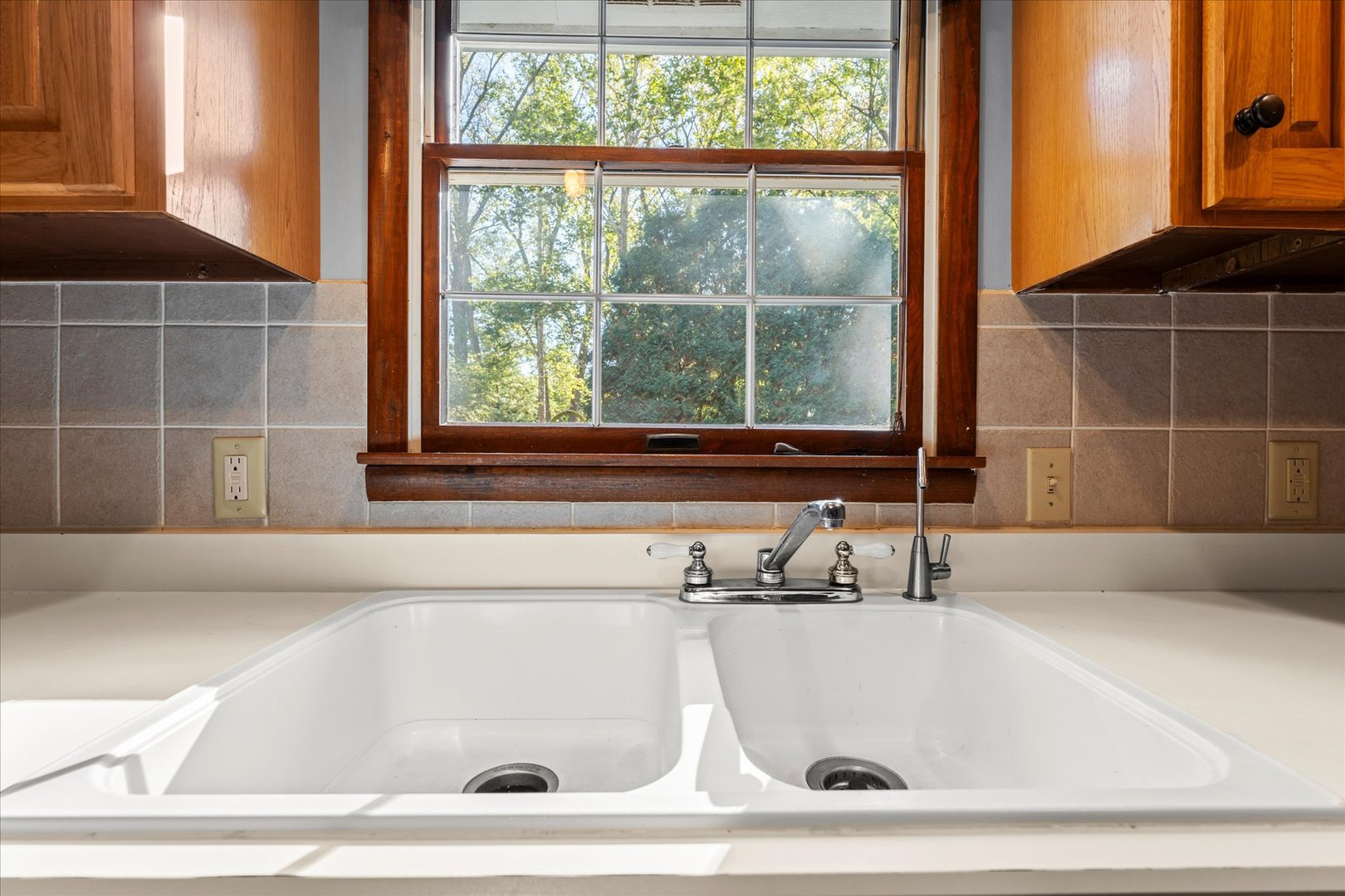 1108 Riverside Court Mahomet, IL 61853 - Photo 14 of 50 a bathroom with a bathtub and a window