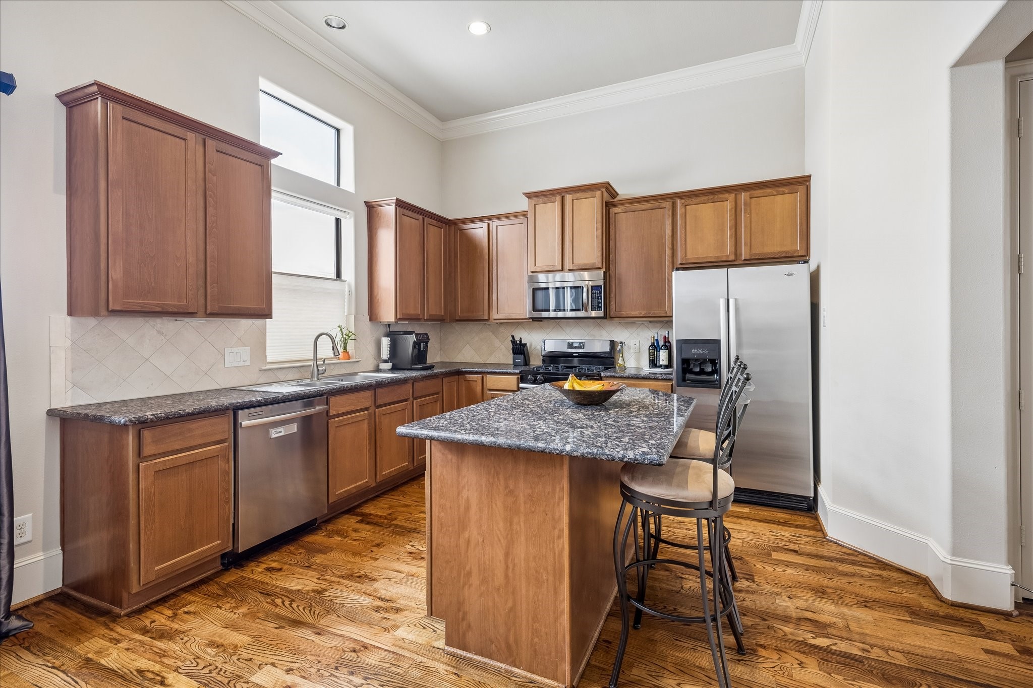 5708 Kansas Street, Unit B Houston, TX 77007 - Photo 7 of 20 Island with seating