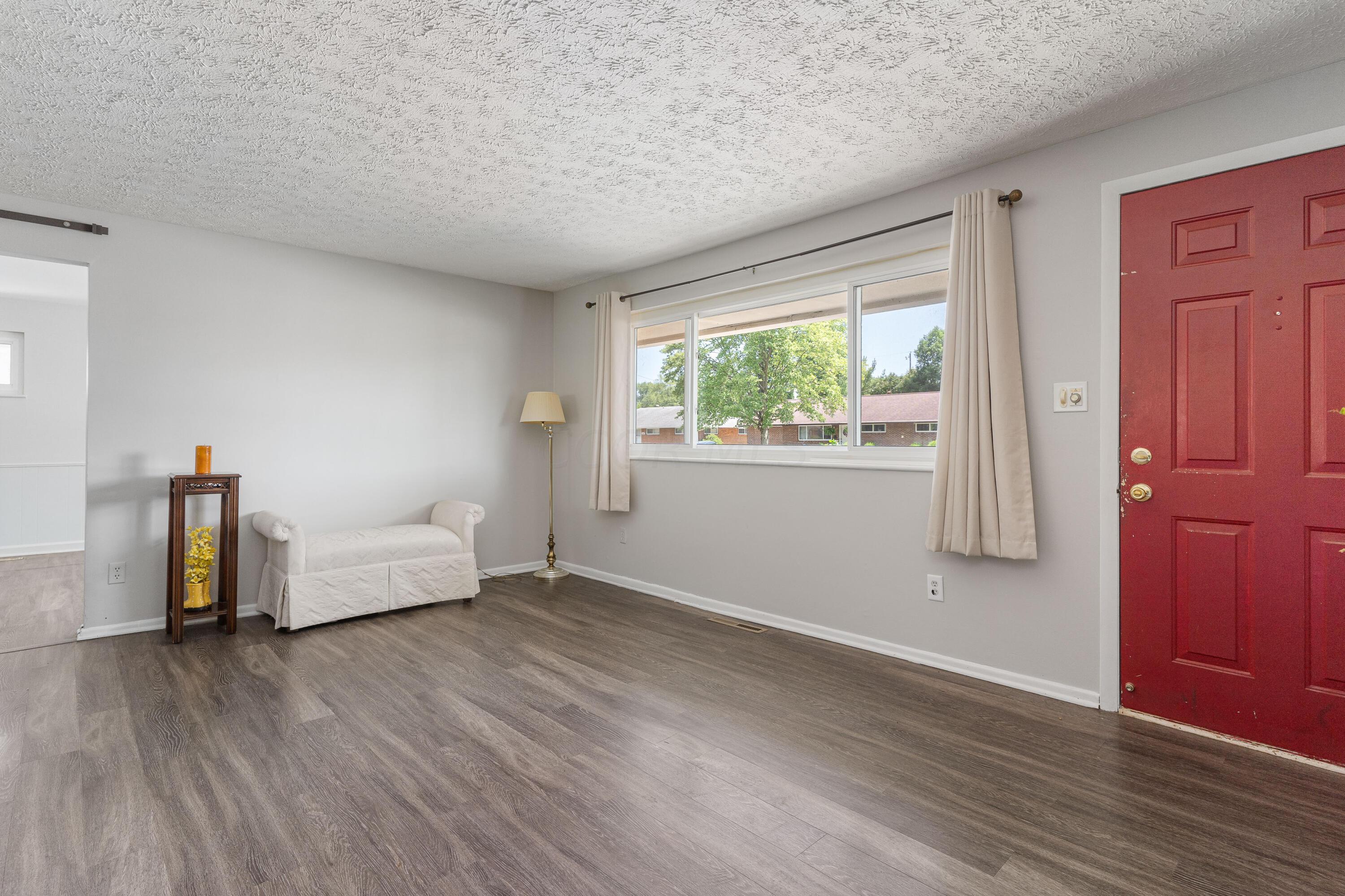 1447 Rosehill Road Reynoldsburg, OH 43068 - Photo 5 of 29 Spacious living room