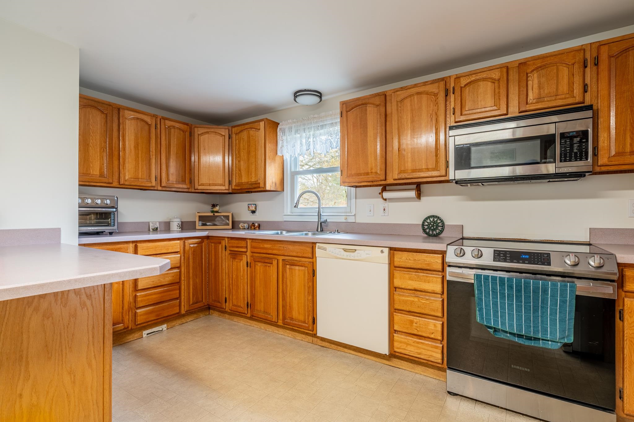 19 Dutton Road Pelham, NH 03076 - Photo 9 of 29