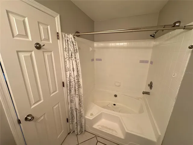 a en suite bathroom with a double vanity sink and a mirror
